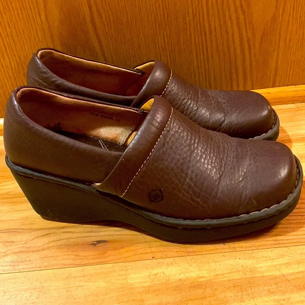 Born size 39 / 8 slip on brown pebbled leather 2.25” wedge shoes loafers EUC